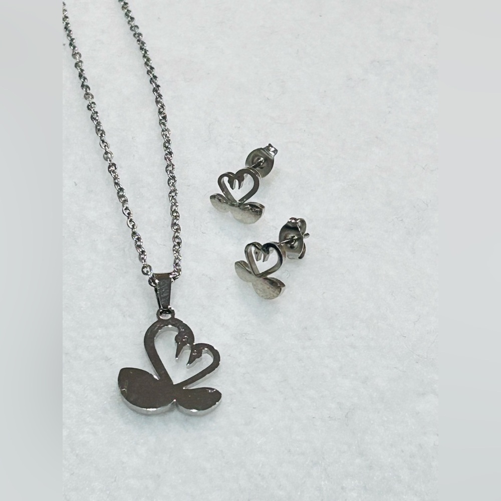 Chic Silver Swan Necklace Set